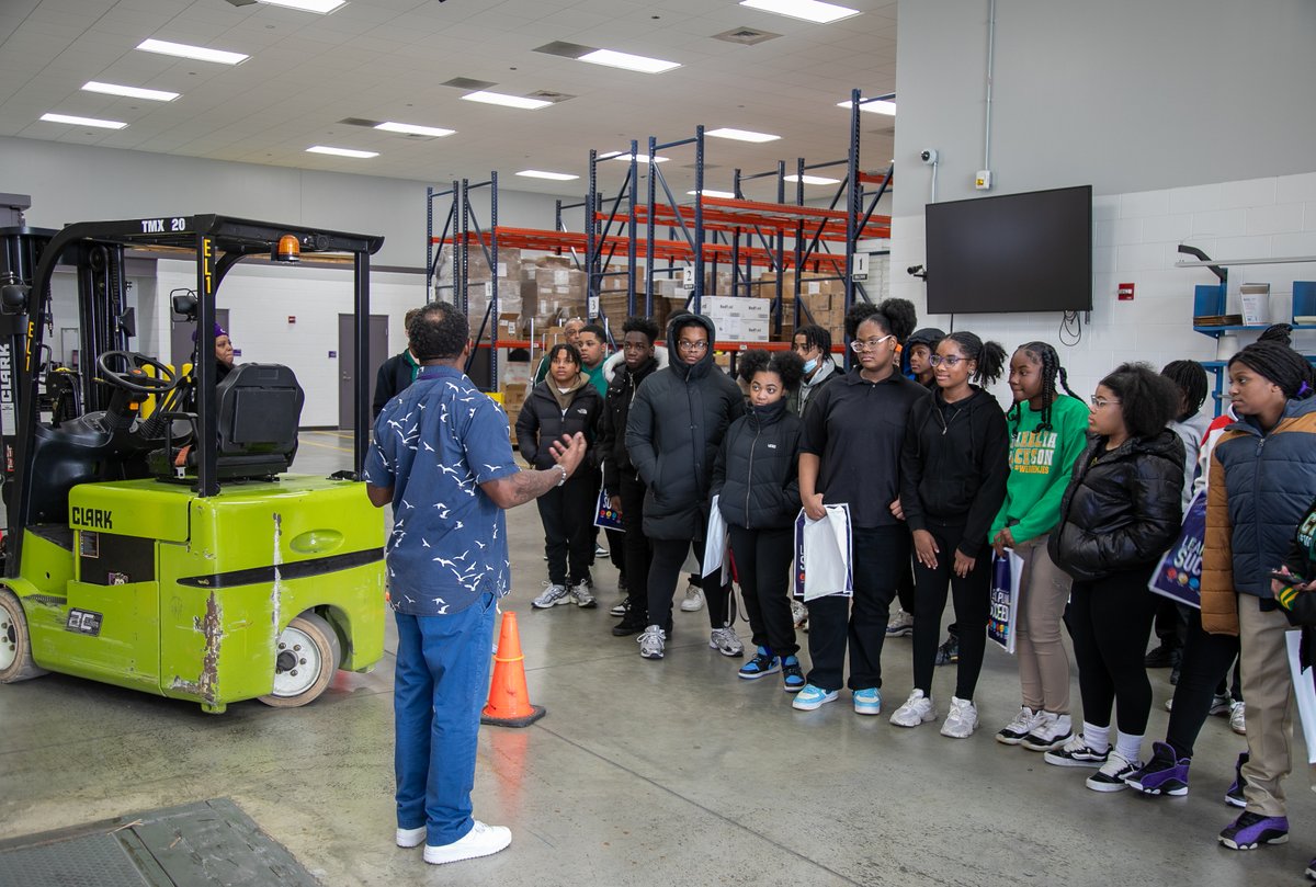 ChiPubSchools's tweet photo. It’s never too early to discover your passion! On Career Spotlight Day, our middle school students got a head start by exploring career pathways, industry-validated certifications, student support services, and course offerings at @OliveHarvey_CCC. And that’s not all—led by high school students, participants also discovered the various @CPSCareerReady CTE pathways offered at different high schools across the district. #ChicagoRoadMap #TheBestAreWithCPS