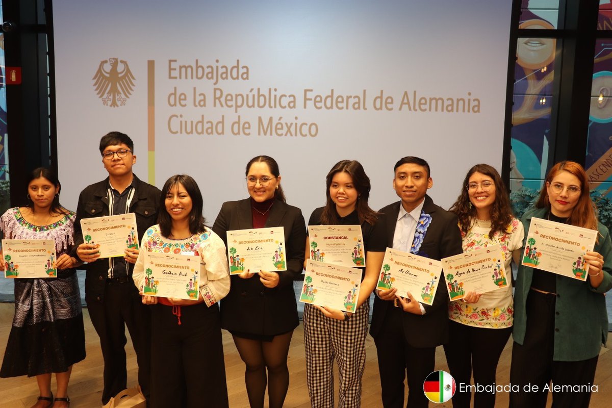 AlemaniaMexi's tweet photo. La Embajada junto #GIZ e #ImpactHub recibió + de 110 proyectos, donde se eligieron 8 iniciativas ganadoras. El premio: un taller intensivo de 3 días en materia de alcance, financiamiento, comunicación y eficiencia para fortalecer el trabajo de los proyectos. ¡Enhorabuena! https://t.co/XUElzqMOb7