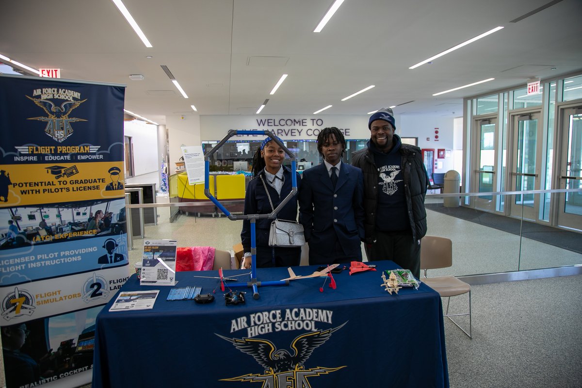 ChiPubSchools's tweet photo. It’s never too early to discover your passion! On Career Spotlight Day, our middle school students got a head start by exploring career pathways, industry-validated certifications, student support services, and course offerings at @OliveHarvey_CCC. And that’s not all—led by high school students, participants also discovered the various @CPSCareerReady CTE pathways offered at different high schools across the district. #ChicagoRoadMap #TheBestAreWithCPS