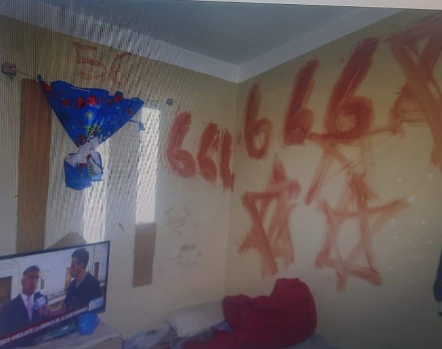 AlbertJulian13's tweet photo. 👿Diego Valdez San Martin asesinó y decapitó a compañero de celda mientras dormía luego hizo un ritual satánico escribiendo 666 en las paredes de la celda con la sangre de la víctima SEGUN OTROS PRESOS DIEGO ANDABA endemoniado desde que se junto con presos de centro américa. https://t.co/Wg3snrP65e