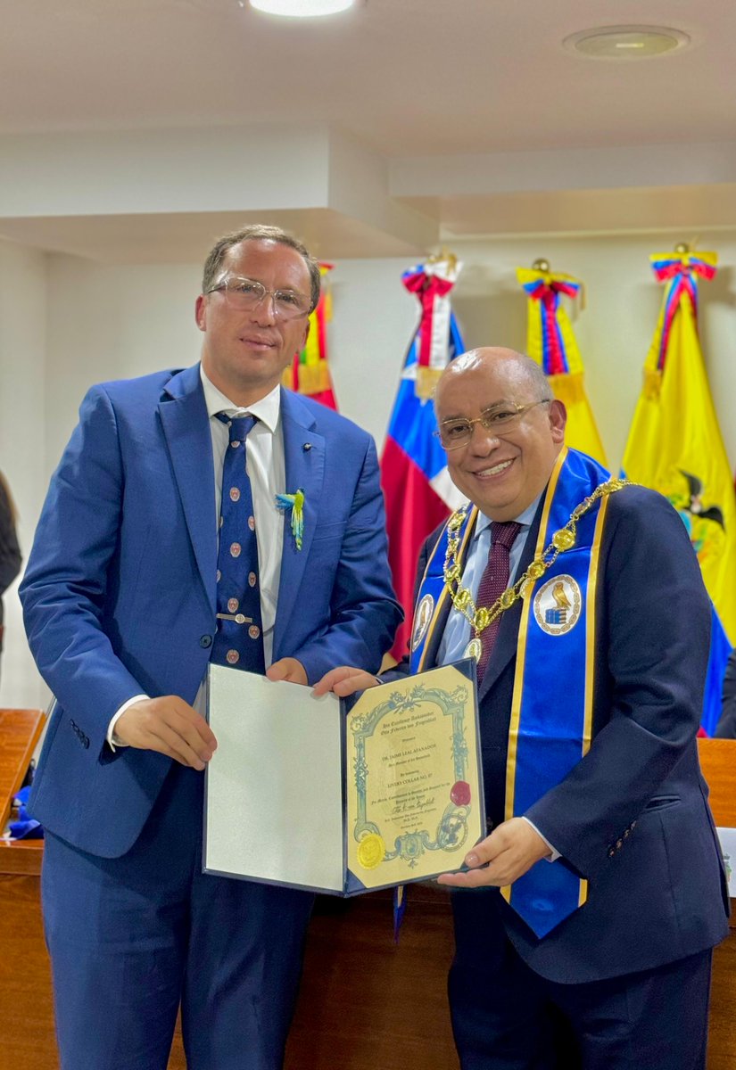 El <a href="/Parlandino/">Parlamento Andino</a> entregó al  rector de la @UNAD_Colombia, <a href="/JaimeLeal_/">Jaime Leal Afanador</a>, el prestigioso reconocimiento Livery Collar Nº 87 por su destacada labor en la educación superior de Colombia🇨🇴 y América Latina. 🏅📚