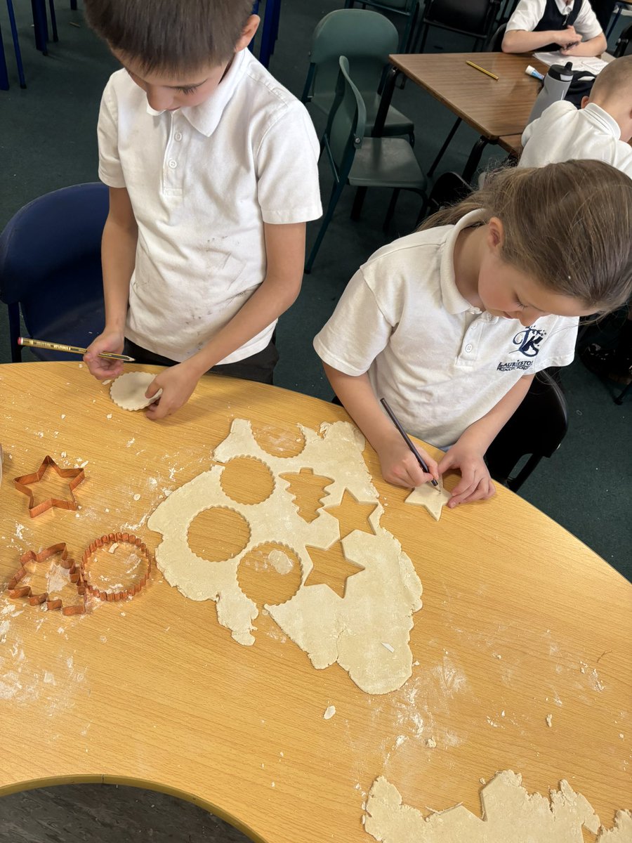 Preparations were underway this afternoon for our Christmas Fayre this Thursday. 🎄🎨