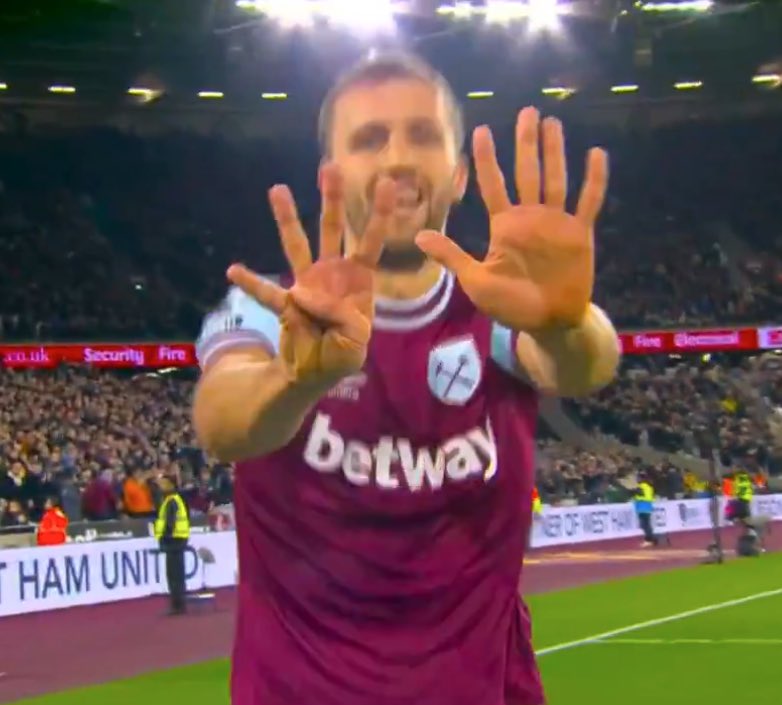 COYIronscom's tweet photo. Tomas Soucek celebrates his goal by making a number 9 gesture and shouts Michail Antonio’s name into the camera 👏⚒️ https://t.co/c8ZnYSUaiH