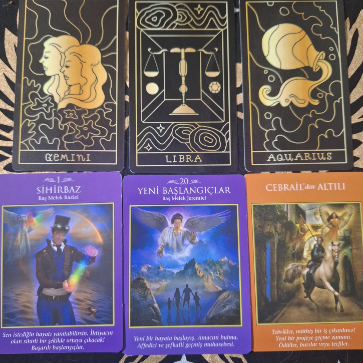 PHOEN1XDRAGON's tweet photo. ☯ 10 ARALIK GÜNLÜK Melek  Tarot Mesajları Tek Kart Gündemi

¡Etkileşim Verenlere niyetlendim!

𖤓 Güneş | ⅍ Yükselen  | ☽ Ay 

➣Günün Mesajları Burçların altında yazmaktadır.
(Sistem yeniden yerine oturana kadar foto paylaşımlı olacak)

🜂ATEŞ ELEMENTİ
♈︎ Koç
꒰ঌ(BARIŞ)໒꒱
𓆩Baş Melek Azrail𓆪
Geçmişi serbest bırak. Daha zenginleştirici bir yarın yolda. Kendini Tanrı'ya bırak.
⊹₊⟡⋆

♌︎ Aslan
꒰ঌ(İSRAFİL'den KRALİÇE)໒꒱
𓆩Zarif, Anlayışlı, Verici, Psişik𓆪
Kalbinin sesini dinle! Aile ve yuva sevgisi. Güvenilir psişik bilgi.
⊹₊⟡⋆

♐︎ Yay
꒰ঌ(İLAHİ REHBERLİK)໒꒱
𓆩Baş Melek Sandalfon𓆪
Yaşamın anlamını arayış. Alternatif bir yaklaşım belirle. Etrafını bilge öğretmenler ve dostlarla çevrele.
⊹₊⟡⋆

🜃TOPRAK ELEMENTİ 
♉︎ Boğa 
꒰ঌ(İSRAFİL'den DOKUZLU)໒꒱
𓆩○𓆪
Bir dilek tut! Hayaller gerçek oluyor. Neşeli bir dönem.
⊹₊⟡⋆

♍︎ Başak
꒰ঌ(ARİEL'den YEDİLİ)໒꒱
𓆩○𓆪
Bilgece yatırım yaptın! Sabırlı ol ve neticeyi bekle. Başarını gözden geçir ve gelecek girişimin için planlar yap.
⊹₊⟡⋆

♑︎ Oğlak 
꒰ঌ(ARİEL'den ÜÇLÜ)໒꒱
𓆩○𓆪
Sevdiğin şeyi yap! Kariyerinde veya sanat çalışmalarında devasa gelişim. Başkalarıyla işbirliği anlamında birlikte çalışmak.
⊹₊⟡⋆

🜁HAVA ELEMENTİ 
♊︎ İkizler 
꒰ঌ(SİHİRBAZ)໒꒱
𓆩Baş Melek Raziel𓆪
Sen istediğin hayatı yaratabilirsin. İhtiyacın olan sihirli bir şekilde ortaya çıkacak! Başarılı başlangıçlar.
⊹₊⟡⋆

♎︎ Terazi
꒰ঌ(YENİ BAŞLANGIÇLAR)໒꒱
𓆩Baş Melek Jeremiel𓆪
Yeni bir hayata başlayış. Amacını bulma. Affedici ve şefkatli geçmiş muhasebesi.
⊹₊⟡⋆

♒︎ Kova
꒰ঌ(CEBRAİL'den ALTILI)໒꒱
𓆩○𓆪
Tebrikler, müthiş bir iş çıkardınız! Yeni bir projeye geçme zamanı. Ödüller, burslar veya terfiler.
⊹₊⟡⋆

🜄SU ELEMENTİ 
♋︎ Yengeç
꒰ঌ(SAVAŞ ARABASI)໒꒱
𓆩Baş Melek Metatron𓆪
Kararlılık ve irade. Kariyerde ilerleme. Başarının başkaları tarafından onaylanması.
⊹₊⟡⋆

♏︎ Akrep
꒰ঌ(İSRAFİL'den ÜÇLÜ)໒꒱
𓆩○𓆪
Kutlama için sebepler! Bir arkadaşlar topluluğu. İlişkiler veya çocuklarla ilgili mutlu duyurular.
⊹₊⟡⋆

♓︎ Balık
꒰ঌ(CEBRAİL'den ÜÇLÜ)໒꒱
𓆩○𓆪
Bilge planlamadan doğan zenginlik. Bir sonraki adımı atma zamanı. Umulduğu gibi gerçekleşen iyimser planlar.
⊹₊⟡⋆

『 Dileyen arkadaşlar benden özel danışmanlık hizmeti alabilirler. Yapmaları gereken tek şey benimle iletişime geçmeleri olacak』

#tarot #oracle #kehanet #rune #astroloji  #burçlar #zodyak #signs #motivasyon  #günlükmotivasyon  #koç #boğa #ikizler #yengeç #aslan #başak #terazi #akrep #yay #oğlak #kova #balık #PhoenixDragon #PhoenixDragonTarot 
#TarotZilla #keşfet #kesfet