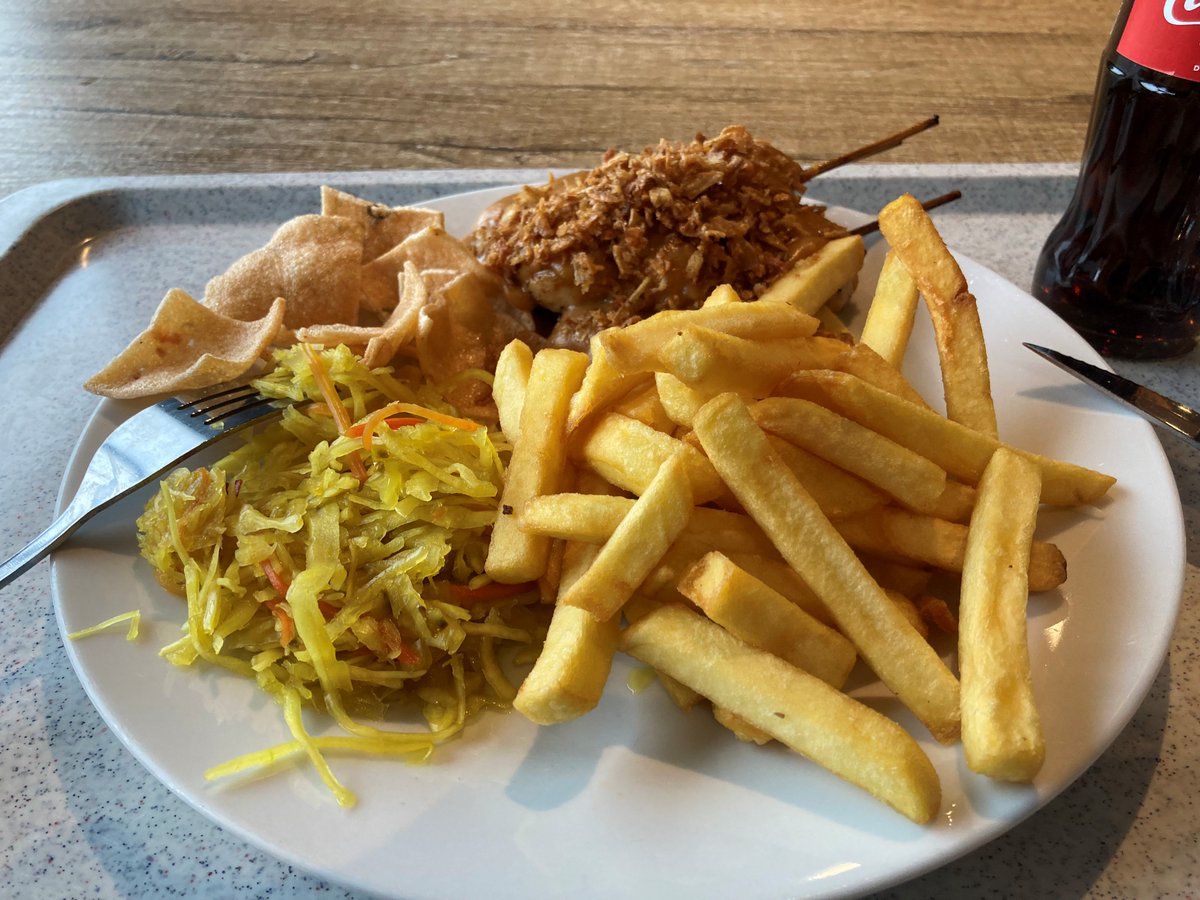 Eten bij de Makro voor 9,99 en helemaal niet slecht. Bij de sate krijg je maar liefst 3 stokjes en boterzacht.