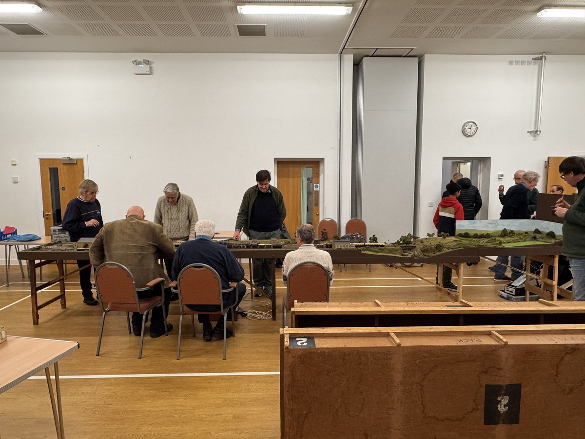 EEMRC's tweet image. Another Monday night is here. 
Ruxley, one of are home layouts is out working in full force, as well as many members working away at there own little projects. 
#modelrailway 
#EEMRC