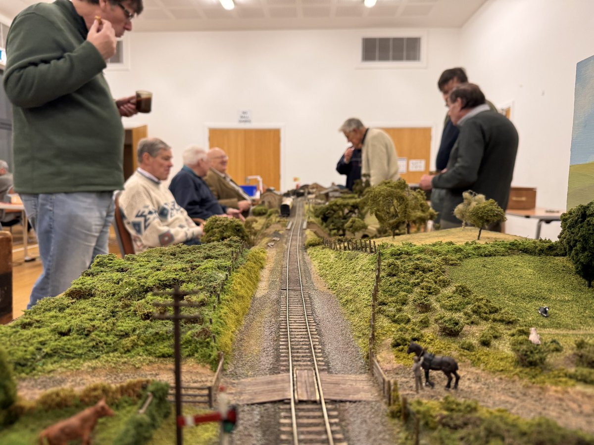 EEMRC's tweet image. Another Monday night is here. 
Ruxley, one of are home layouts is out working in full force, as well as many members working away at there own little projects. 
#modelrailway 
#EEMRC