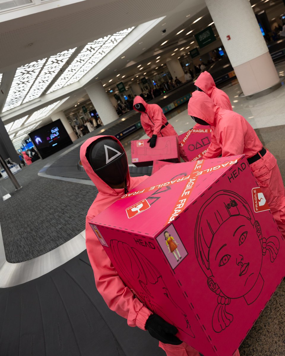 NetflixMENA's tweet image. شايفين من اللي وصل مطار جدة 👀
#لعبة_الحبّار_في_السعودية