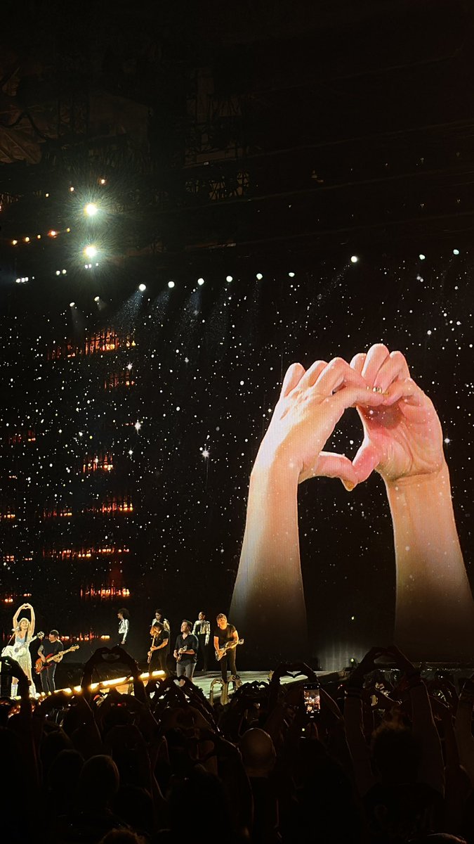 anabananas25's tweet photo. #ThankYouTaylor for the tour of a lifetime. It was enchanted to meet you and TWICE! 🫶🏼😭 

Long live the magic we made🩵💜 https://t.co/5g3qDBGndg