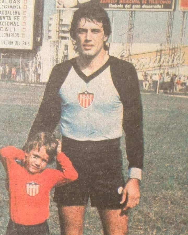 JoelDatos's tweet photo. 09 de diciembre de 1953: Nace el argentino Juan Carlos Delmenico, quien fue portero del Junior en los títulos de 1977 y 1980. También atajó en Newell’s, River Plate, Gimnasia y Esgrima de La Plata y Rosario Central.
#JoelDatos #DatosJD #9deDiciembreJD https://t.co/N2ok2wl781