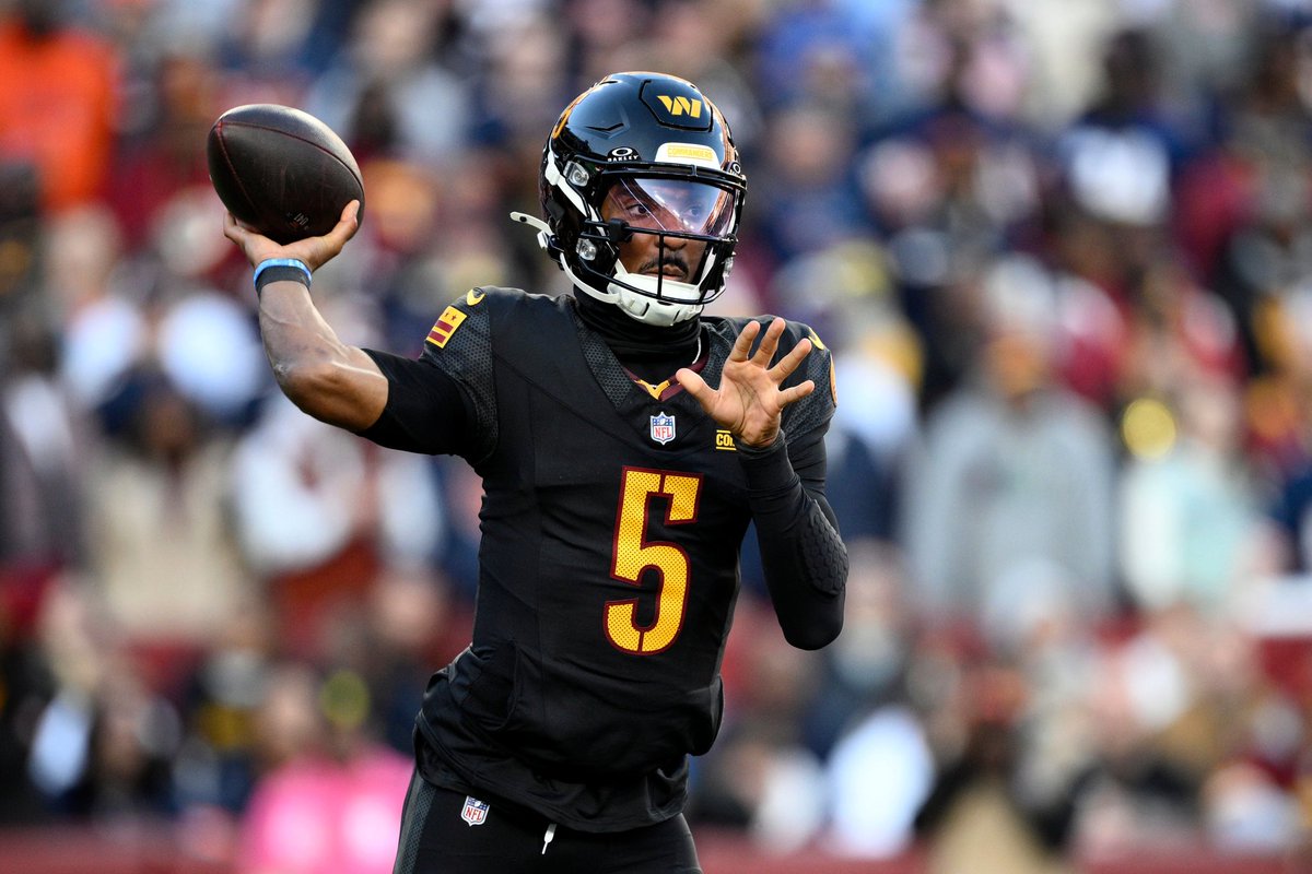 JayDanielsMVP's tweet photo. Jayden Daniels is third among QBs in #ProBowlVote QB voting. He trails Lamar Jackson &amp; Josh Allen. 

Let’s continue to vote to get our QB1 in 🫡

1 repost = 1 vote 

Jayden Daniels #ProBowlVote https://t.co/juJuup5PDX