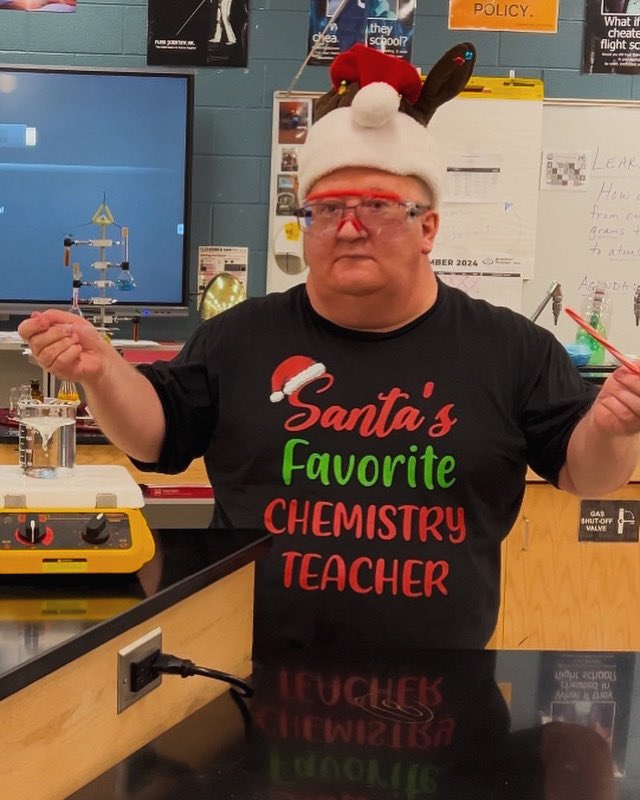 JeffOShields2's tweet photo. Itβs DEMO TIME! π§ͺ #mroshieldschemistry #sciencedemonstrations #countdowntochristmas #christmas2024 #scienceteacher #scienceteacherswag π¨βπ¬ π https://t.co/zI60LZiZ0L