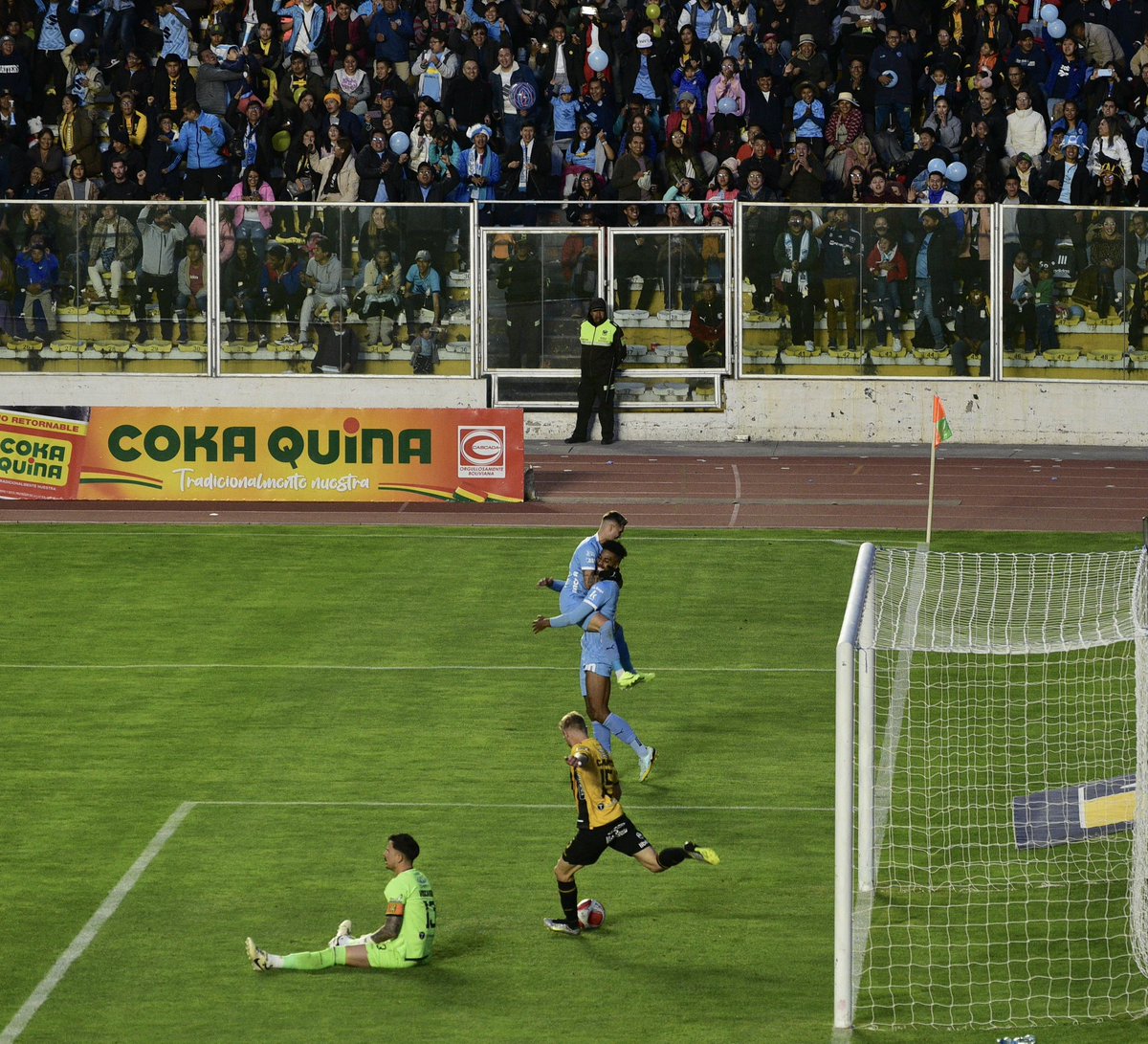 JaeRaePhoto's tweet photo. Fantástico juegar de fútbol con @ClubBolivar_Ofi contra @ClubStrongest derby en La Paz ayer con ganar 4-1 Bolivar. Son fotitos hecho yo en momentos especiales en el #matchoftheday #matchdaydomingo jallalla fútbol Boliviano! #bolivia #puebloboliviano #futbol #espn #Latinoamérica https://t.co/60cPiw8UHJ