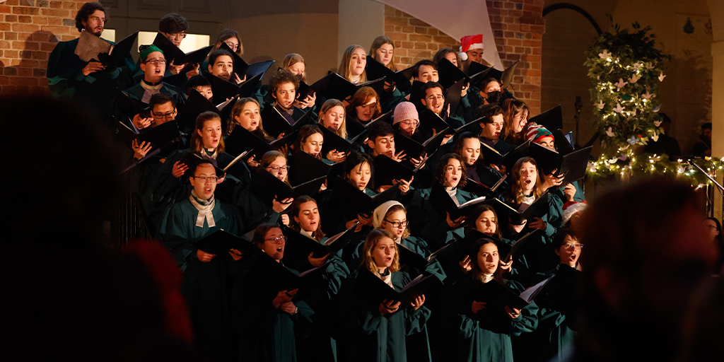 williamandmary's tweet photo. Mark your calendars: #wmYuleLog is set for this Saturday (12/14)! Join us in the Wren Courtyard at 5:30 p.m. for an evening of festive music, then toss a sprig of holly into the Great Hall fireplace for good luck. See you there: https://t.co/QLjhyvngoX https://t.co/PgSOFNE2qQ