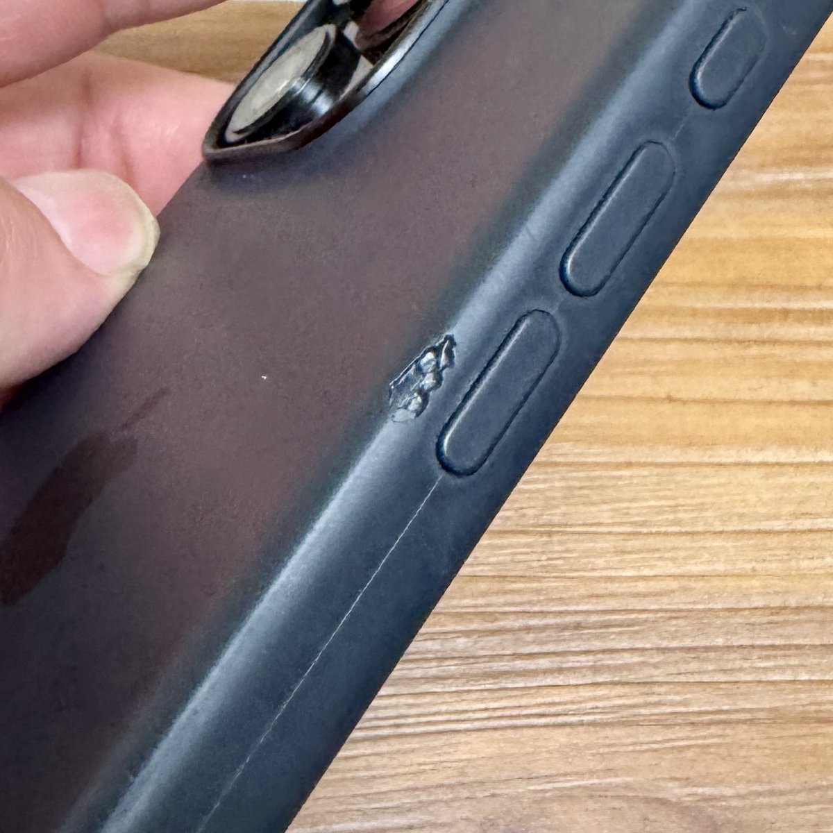 The_Tech_Desk_'s tweet image. Unless you’re super careful, I can’t recommend the Apple Silicone Case. It’s sleek but fragile—my $50 case looks rough after 2 months! 😬

Anyone else had this issue? What case are you using that holds up better?

@Apple? 

#AppleCaseReview #SiliconeCase #iPhoneAccessories