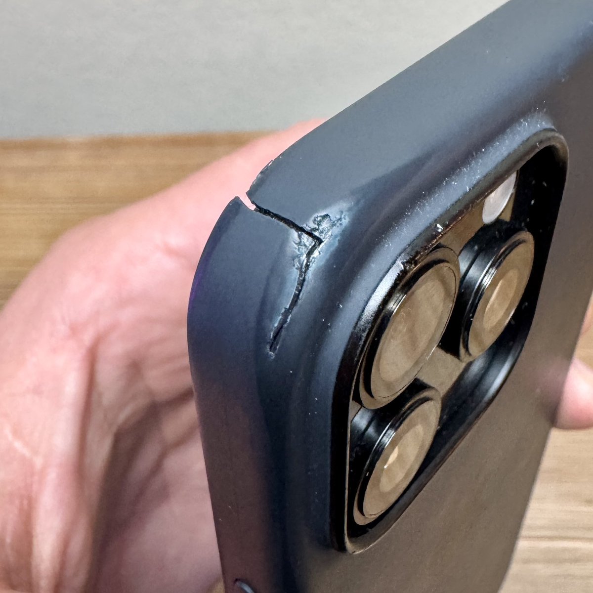 The_Tech_Desk_'s tweet image. Unless you’re super careful, I can’t recommend the Apple Silicone Case. It’s sleek but fragile—my $50 case looks rough after 2 months! 😬

Anyone else had this issue? What case are you using that holds up better?

@Apple? 

#AppleCaseReview #SiliconeCase #iPhoneAccessories