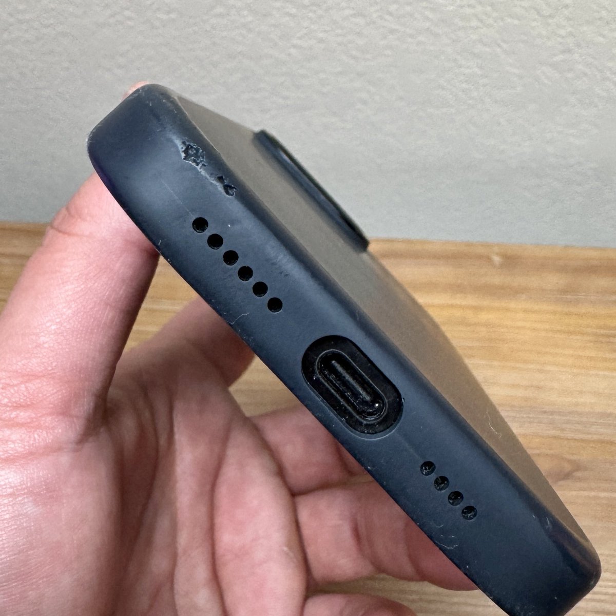 The_Tech_Desk_'s tweet image. Unless you’re super careful, I can’t recommend the Apple Silicone Case. It’s sleek but fragile—my $50 case looks rough after 2 months! 😬

Anyone else had this issue? What case are you using that holds up better?

@Apple? 

#AppleCaseReview #SiliconeCase #iPhoneAccessories
