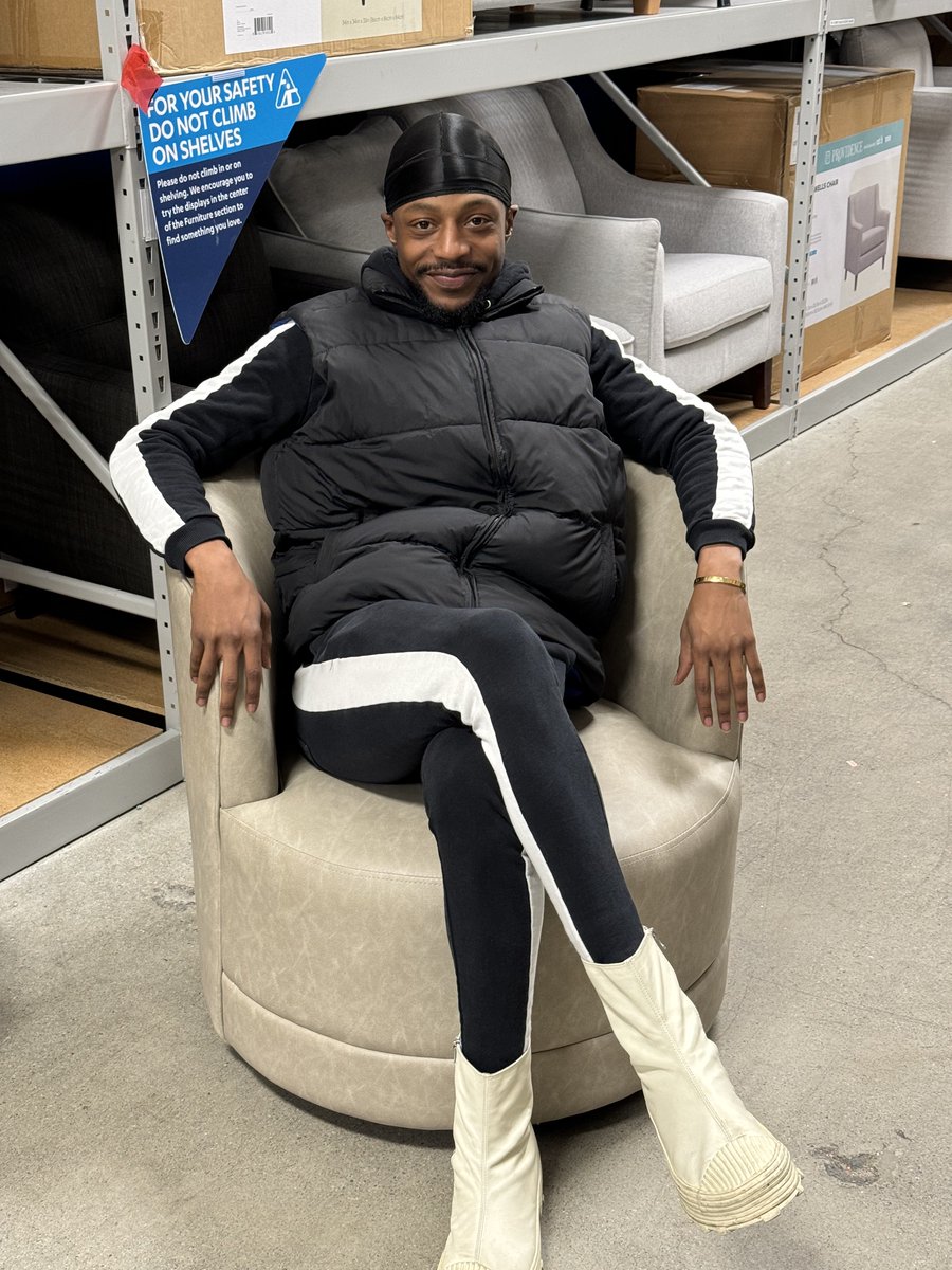 pardonmewithp's tweet photo. Anyway, which chair should I get for my new set!? #PMWP 🤔 https://t.co/RJy26ZIzrq