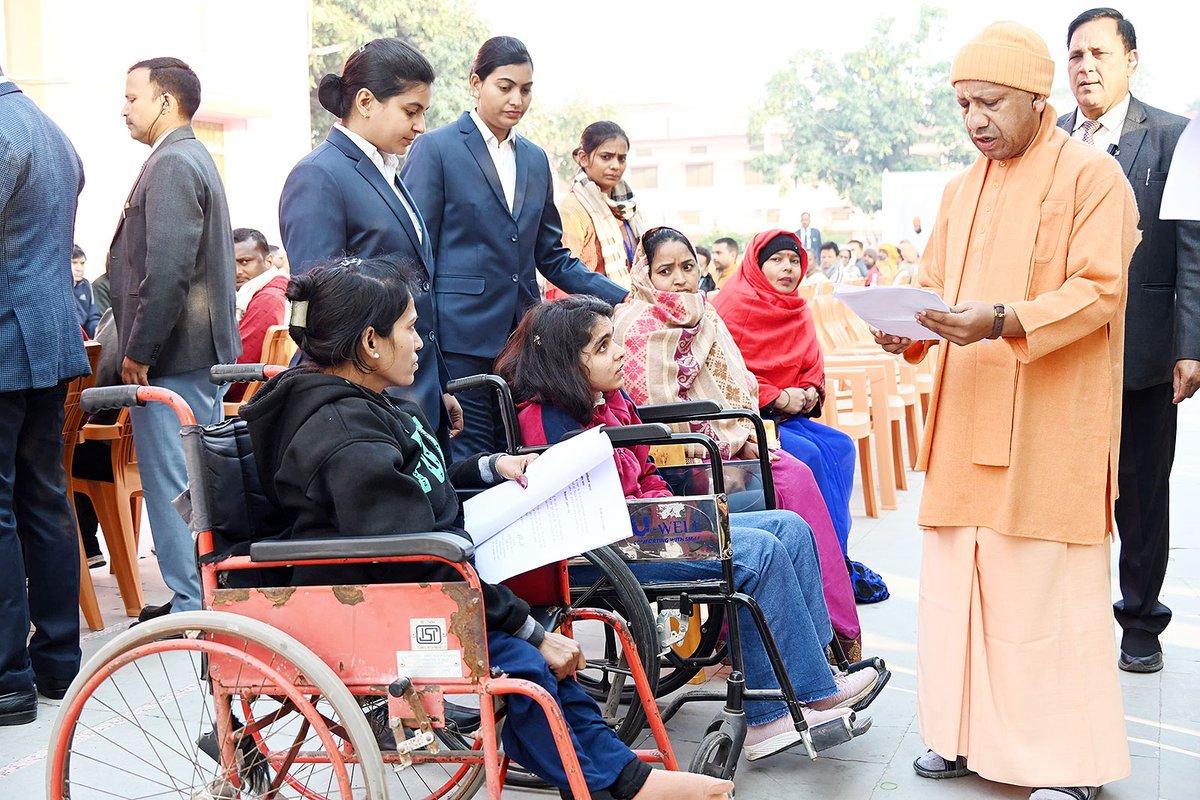 myogioffice's tweet photo. लोक-कल्याण के संकल्प के साथ जन-जन की सेवा में रत मुख्यमंत्री श्री @myogiadityanath जी महाराज ने आज @GorakhnathMndr परिसर में 'जनता दर्शन' में विभिन्न जनपदों से आए लोगों की समस्याएं सुनीं।

महाराज जी ने संबंधित अधिकारियों को जनसमस्याओं के त्वरित निराकरण के निर्देश दिए हैं। https://t.co/OZQg4kY1sC