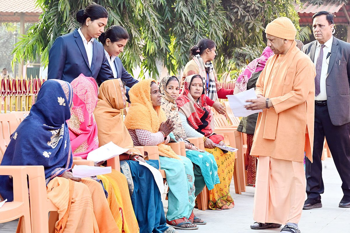 myogioffice's tweet photo. लोक-कल्याण के संकल्प के साथ जन-जन की सेवा में रत मुख्यमंत्री श्री @myogiadityanath जी महाराज ने आज @GorakhnathMndr परिसर में 'जनता दर्शन' में विभिन्न जनपदों से आए लोगों की समस्याएं सुनीं।

महाराज जी ने संबंधित अधिकारियों को जनसमस्याओं के त्वरित निराकरण के निर्देश दिए हैं। https://t.co/OZQg4kY1sC