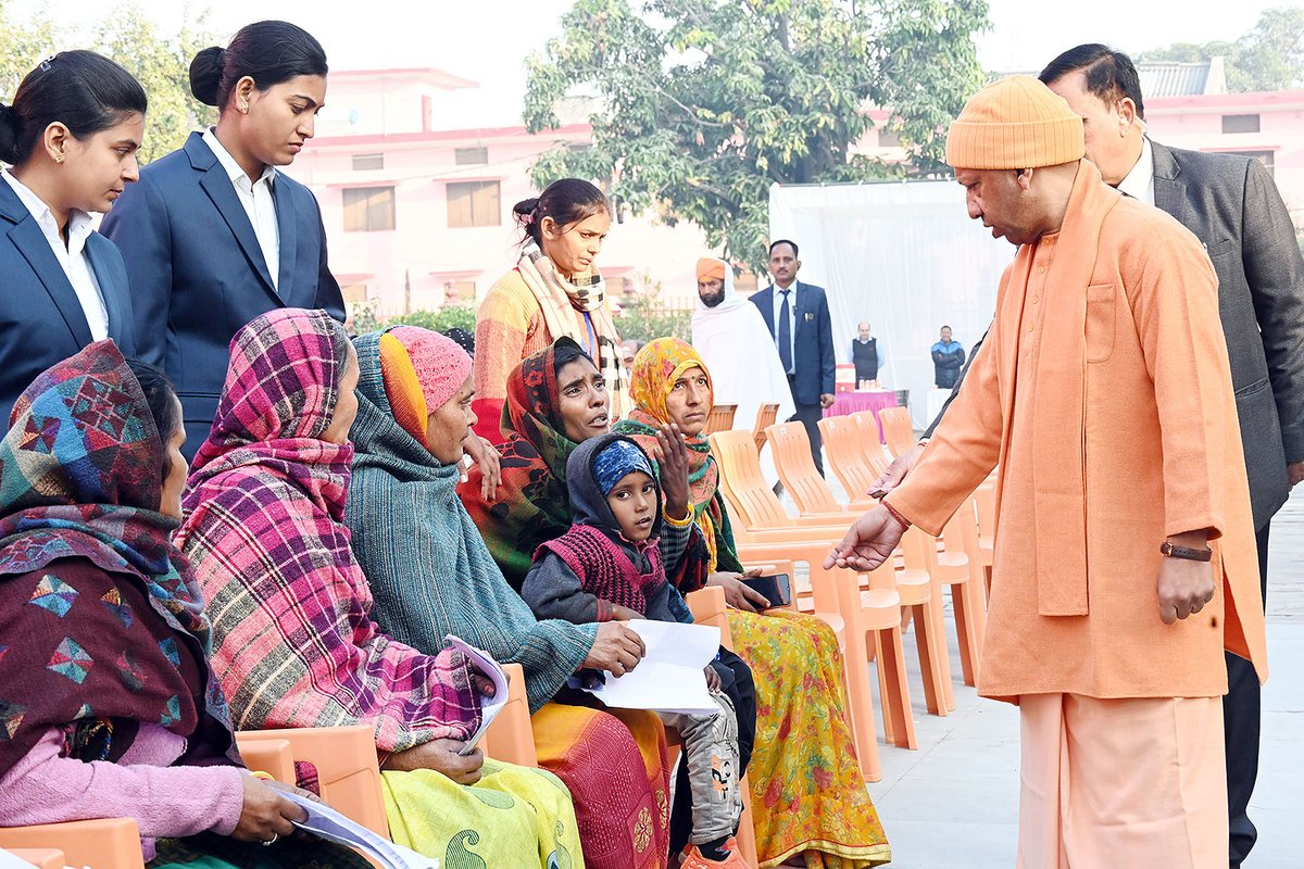 myogioffice's tweet photo. लोक-कल्याण के संकल्प के साथ जन-जन की सेवा में रत मुख्यमंत्री श्री @myogiadityanath जी महाराज ने आज @GorakhnathMndr परिसर में 'जनता दर्शन' में विभिन्न जनपदों से आए लोगों की समस्याएं सुनीं।

महाराज जी ने संबंधित अधिकारियों को जनसमस्याओं के त्वरित निराकरण के निर्देश दिए हैं। https://t.co/OZQg4kY1sC