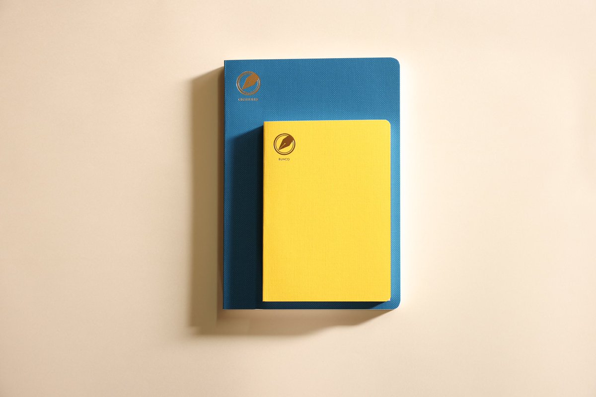 booknote_tokyo's tweet image. 「NYの書店で買って良かったから」
「日本に旅行した時に見つけて購入」
それからリピートしたいとわざわざメールで問い合わせてくれる海外のお客様がポツポツいらっしゃいます。

8年前最初のプロダクトを世に出した時には想像もしなかった😳😊
 #booknote
 #crossfield