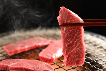 みんなでがんばって売上目標達成しよう。
そんで達成したら、
みんなで焼肉食おう！

なんて鼓舞する上司がいたら、
その人は“理想の未来”を見せて
“やる気”にさせているんですね。

きっと優秀な上司でしょう。

人をまとめるのも
お客さんをその気にさせるのも
上手いはず。