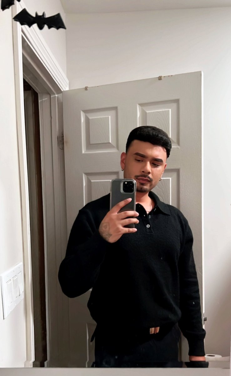 danielxblanco's tweet photo. *takes one good selfie and posts it everywhere https://t.co/LhJ92eguZ3