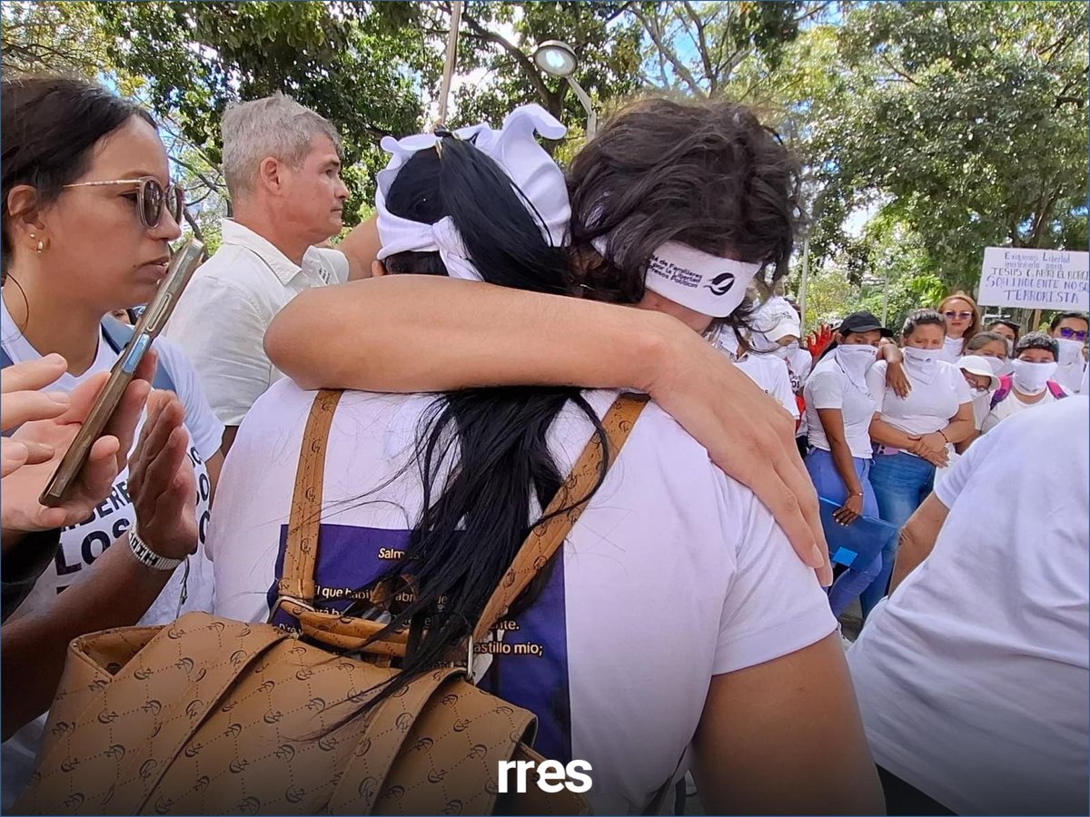 RunRunesWeb's tweet photo. “Si a ellos los condenan y no hay una madre en el portón esperando, se van a morir”, con esta frase Manuela González, madre de Anthony Quijada, de 23 años, pidió que no se olviden de los presos políticos y que “no los dejen morir”.

https://t.co/kJVRWDJSum https://t.co/eQQ2ZTnN0e