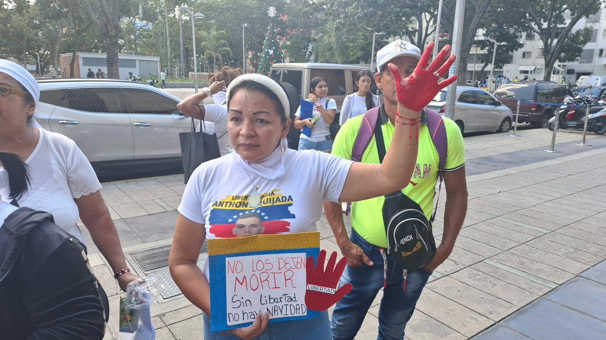 RunRunesWeb's tweet photo. “Si a ellos los condenan y no hay una madre en el portón esperando, se van a morir”, con esta frase Manuela González, madre de Anthony Quijada, de 23 años, pidió que no se olviden de los presos políticos y que “no los dejen morir”.

https://t.co/kJVRWDJSum https://t.co/eQQ2ZTnN0e