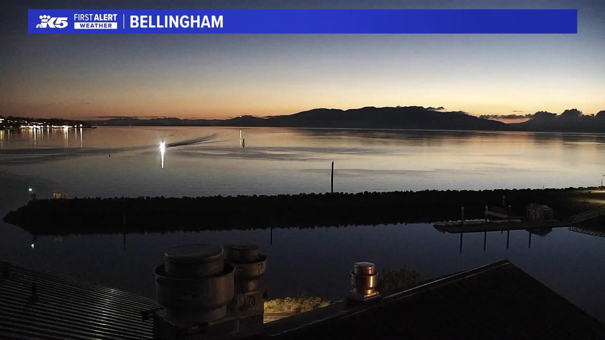 AClaibonWx's tweet photo. Quiet start to the workweek with clear skies bringing us beautiful sunsets across Western Washington.  Fog possible late tonight and into early Tuesday with temps well into the 30s.  Not as much sun tomorrow #k5fall #k5weather #wawx https://t.co/fEKy4RlJKv