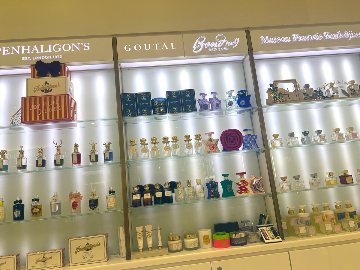 男の子2人連れで買い物来てて、彼女へのプレゼントかなぁって微笑ましくなりました🎁♡
そんな私は自分へのクリスマスプレゼントを買ってましたー!
いい香りの香水✨