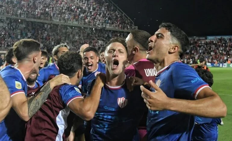 #UNIÓN 🇦🇹 CLASIFICADO A LA COPA SUDAMERICANA 2025.

La Provincia de Santa Fe tendrá representación internacional el año que viene.

Merecido. 🏆