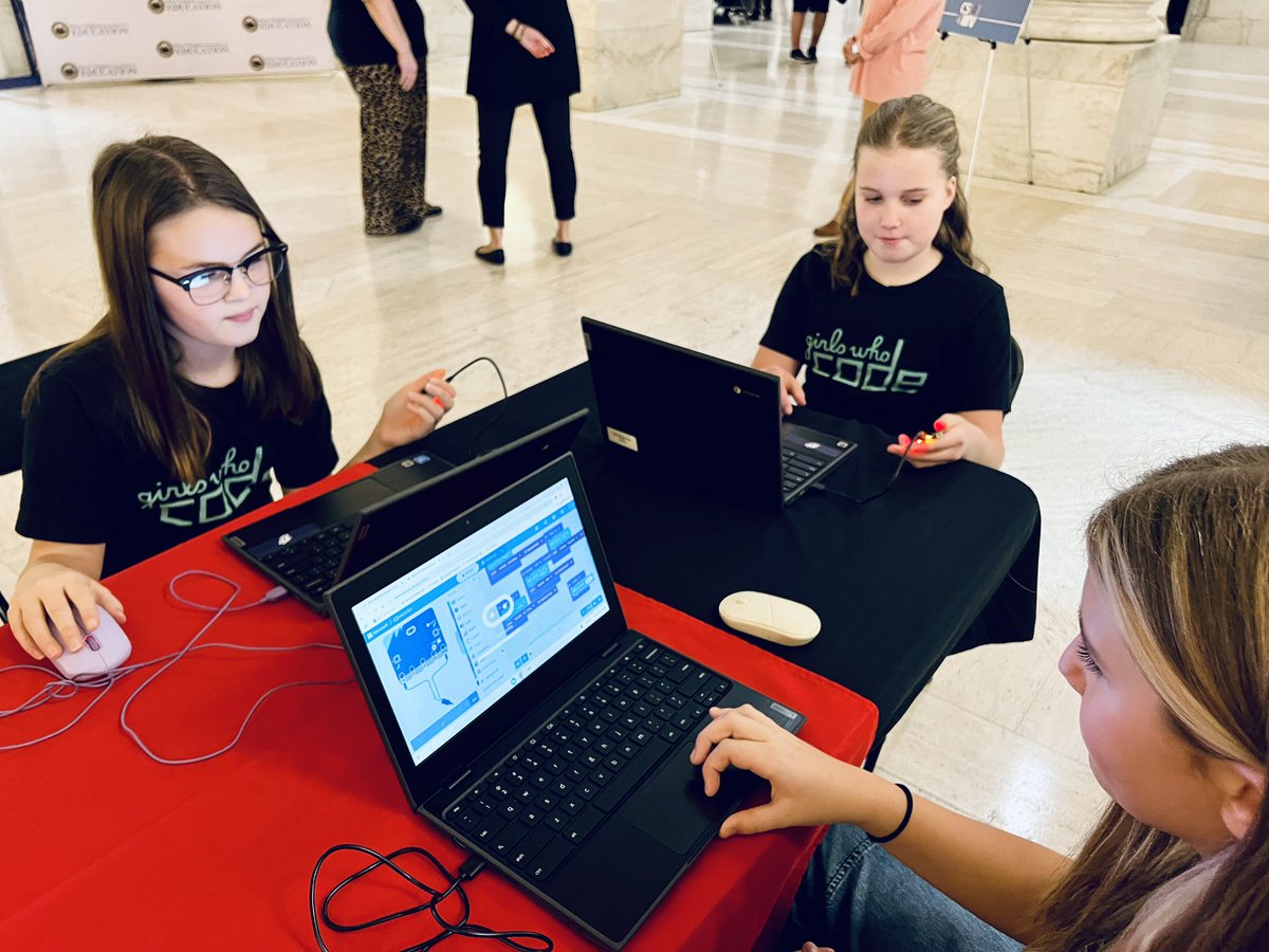 MylanPatriots's tweet image. 💻Today members of our Girls Who Code Club were invited to the second annual Country Roads Codes Day at the Capitol. We are so proud of these ladies for representing The Park and showcasing their coding skills today! #mylanpatriots #CS4WV 
@Monongalia_Co 
@WVEducation