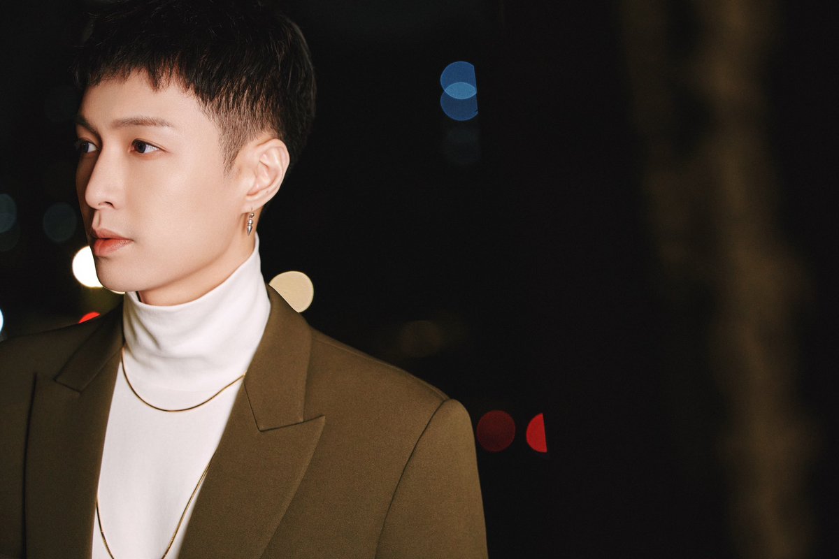 lay_studio's tweet photo. Love can eliminate barriers, and sincerity is not far away.
𝑾𝒉𝒂𝒕 𝑨𝒃𝒐𝒖𝒕 𝑳𝒐𝒗𝒆 Official MV is out now! 
Director: @layzhang 
🔗 https://t.co/3NWlIEVSgr 
#LAY #LayZhang #WhatAboutLove https://t.co/UpQiLgKq2w
