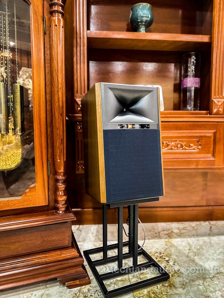AudioTechland's tweet photo. Khi phòng khách là nơi thể hiện lối sống, cá tính và trở thành "vũ trụ" riêng của gia chủ
--------
TecHland Audio
39 Tràng Thi, Hoàn Kiếm, Hà Nội
0243 8524 524
#JBL #4329P #Studio #Monitor #bookshelf #Loakhôngdây #Loaactive #techland39trangthi #techlandaudio #techland https://t.co/jcSOuNlHvw