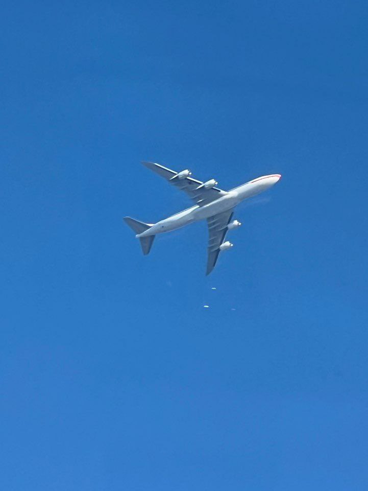 오늘 제보받은 대통령 전용기 이륙 사진을 공개 합니다. 서울공항은 군사시설인 성남공군기지 입니다. 대통령은 출입국 절차가 따로 없기 때문에 출국금지 조치는 사실상 큰 의미가 없습니다. 

군통수권자인 윤석열은 부인 김건희와 함께 성남공군비행단을 통해 출국심사 없이 새벽 시간을 틈타