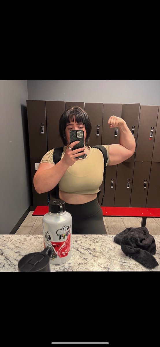 FoxxxLeah's tweet photo. Bet your girlfriend isn’t this big 

If you like buff chicks and spicy content checkout my OF 

https://t.co/0KRoxfJgac

#buffchick #gymchick #onlyfansmodel https://t.co/35xrDqAUsA