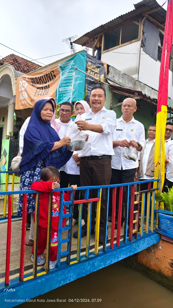 NitaFarida_1704's tweet photo. Rabu (04/12), Nita Siti Farida, Luhkan Garut, di Kel Kota Kulon, keg panen perdana Serikandi Biru(Sistem Usaha Perikanan Mandiri Melalui Budidaya Ikan di Perairan Umum) bersama PJ Bupati #GiatLuhkanSatminkalbogor #KabGarut #Aktivitas
@brpbatpp_bogor
@pusluh_bppsdm
@bppsdm_kp https://t.co/Y3ieTieqQP