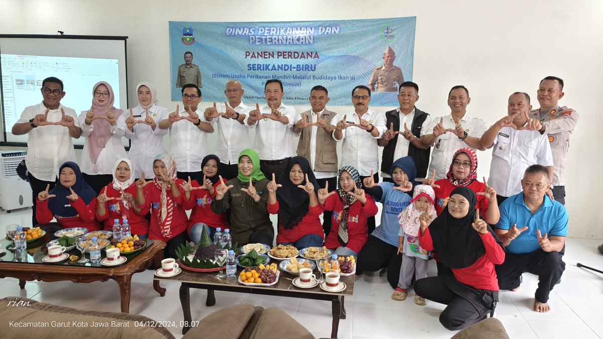 NitaFarida_1704's tweet photo. Rabu (04/12), Nita Siti Farida, Luhkan Garut, di Kel Kota Kulon, keg panen perdana Serikandi Biru(Sistem Usaha Perikanan Mandiri Melalui Budidaya Ikan di Perairan Umum) bersama PJ Bupati #GiatLuhkanSatminkalbogor #KabGarut #Aktivitas
@brpbatpp_bogor
@pusluh_bppsdm
@bppsdm_kp https://t.co/Y3ieTieqQP