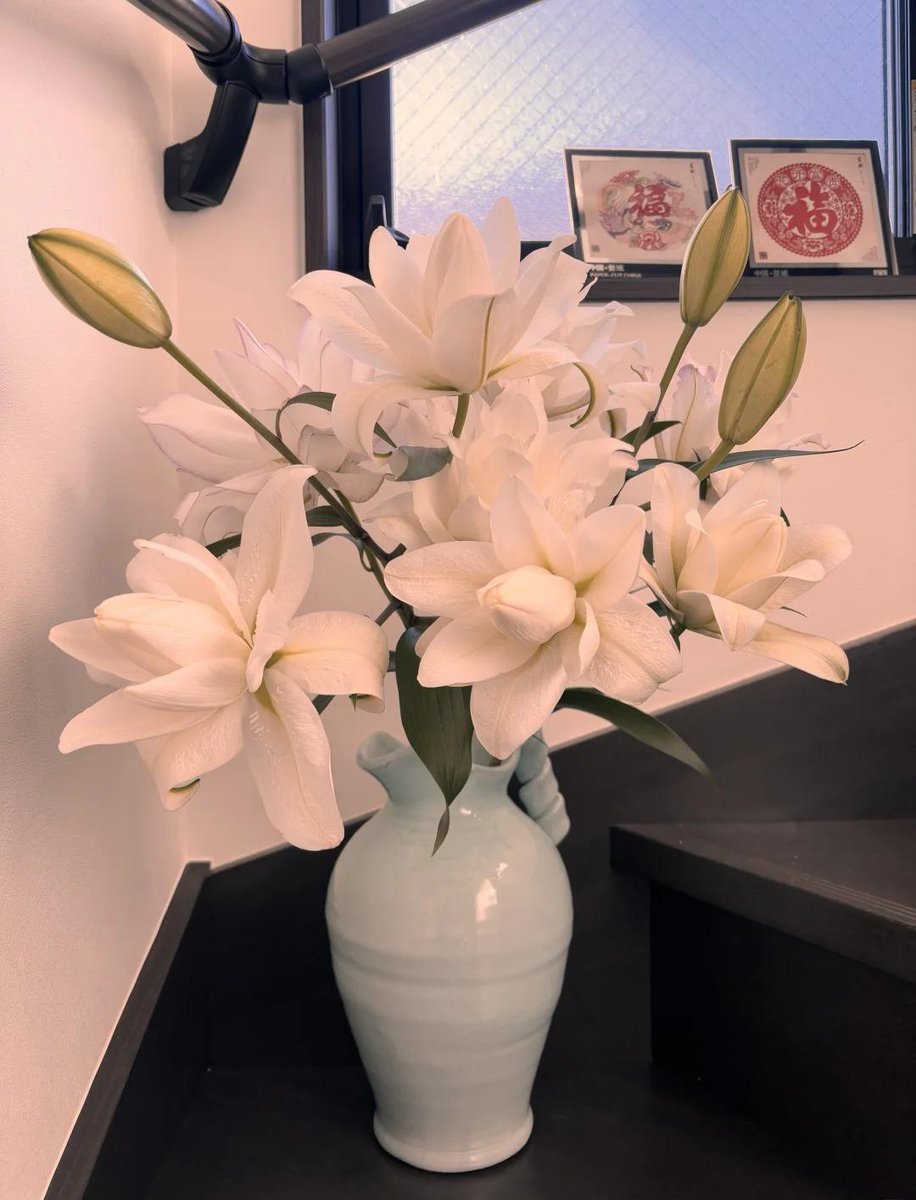 JoshLansky's tweet photo. おはようございます
朝走った後、ユリの花を買いに行って階段の角に置いて、毎日花の香りを嗅いでとても癒されました https://t.co/pbWeElSIHQ