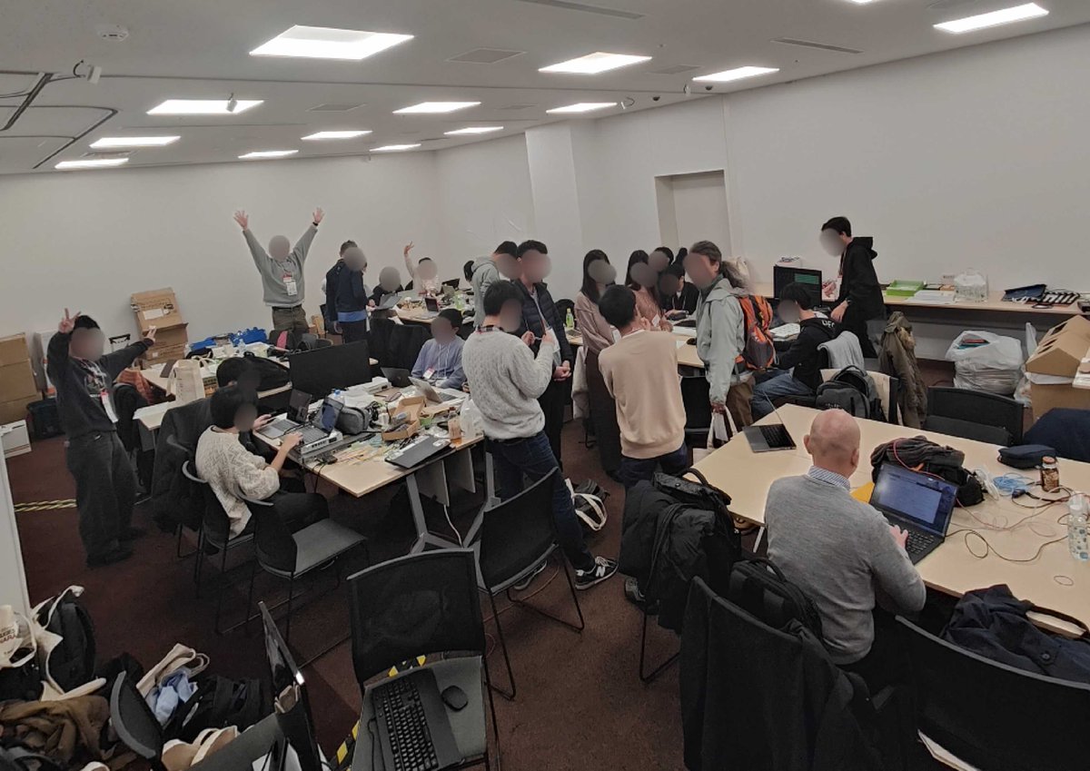 奈良県コンベンションセンターで開催中のAXIES2024 会場ネットワークをBAKUCHIKUが担当してます！
NOC部屋はこんな感じでーす！