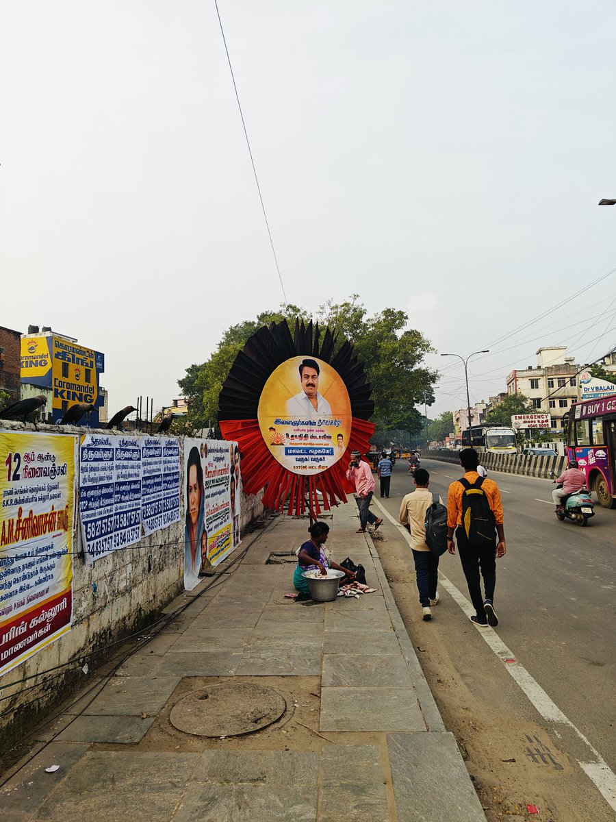 ash_asha14's tweet photo. Obstructing public pathways with banners is not just inconvenient, it's unsafe! Blocks visibility, making commuting harder for everyone. Authorities, please take action. #PachaiyappasCollegeBustop @chennaicorp  @Udhaystalin @KanimozhiDMK @mkstalin https://t.co/83QJf7OC7t