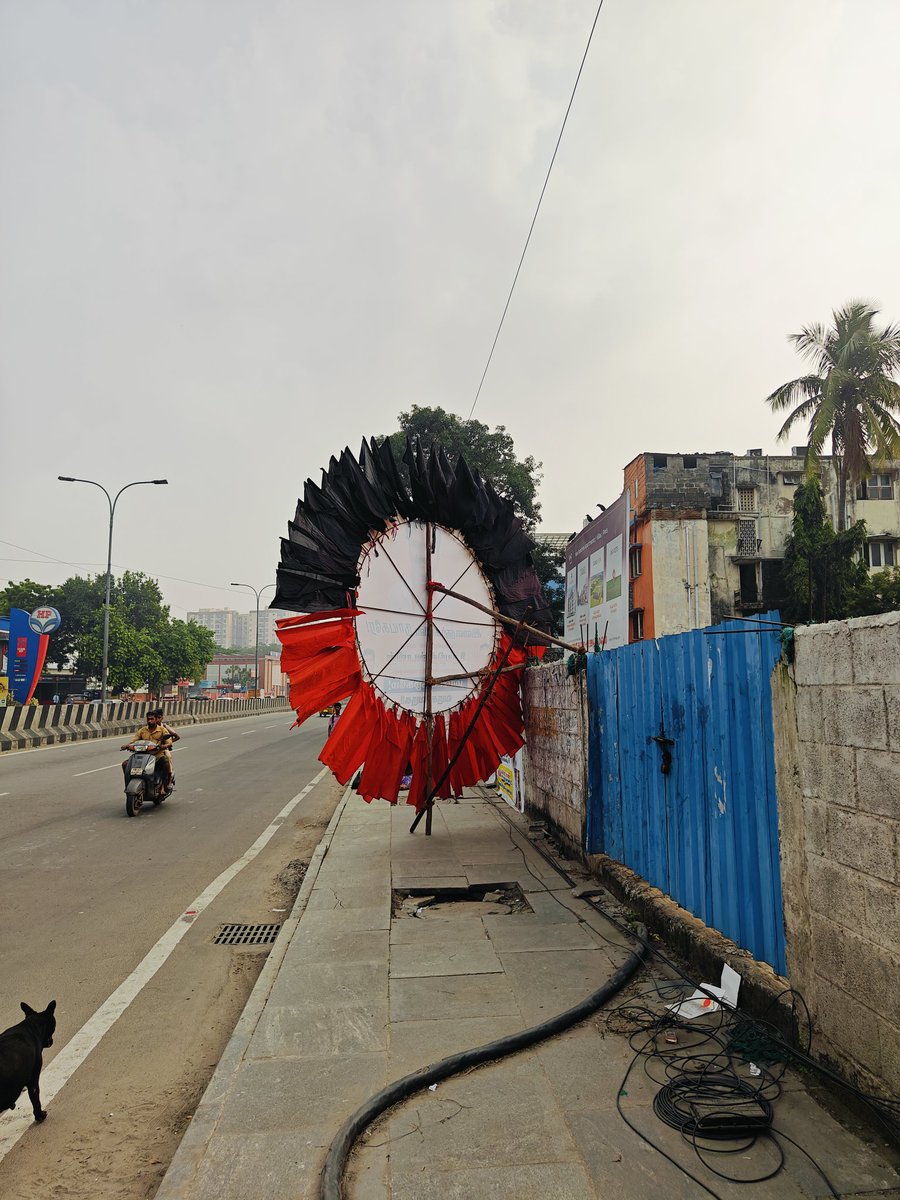 ash_asha14's tweet photo. Obstructing public pathways with banners is not just inconvenient, it's unsafe! Blocks visibility, making commuting harder for everyone. Authorities, please take action. #PachaiyappasCollegeBustop @chennaicorp  @Udhaystalin @KanimozhiDMK @mkstalin https://t.co/83QJf7OC7t
