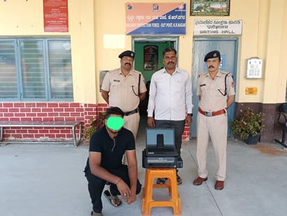 rpfswr's tweet photo. RPF's Vigilance Against Touting:
#RPF Mysuru apprehended a tout and seized 3 live tickets worth Rs. 3,631 and electronic items worth Rs. 42,000. A case has been registered under Section 143 of the Railway Act, 1989.
@RPF_INDIA
#Upalabdh
#RailwayProtectionForce #AntiTouting https://t.co/XjnB4dU2Sc