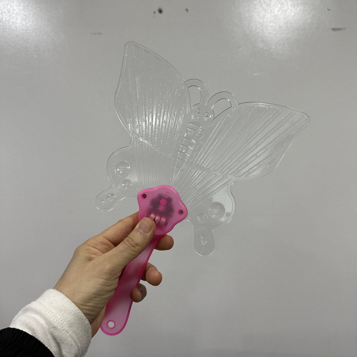 luluroom_'s tweet photo. 안녕하세요! 
루루룸입니다 공계로 오랜만에 인사드립니다 
사무실 이전 후 창고정리를 하며 예전에 판매하던 응원봉과 야광부채가 소량 남아있습니다
주문시 배송메세지 적어주시면 함께 보내드립니다! 
1인 1개/ 재고 소진시 종료 / 랜덤발송 https://t.co/cCzFGdGVdr