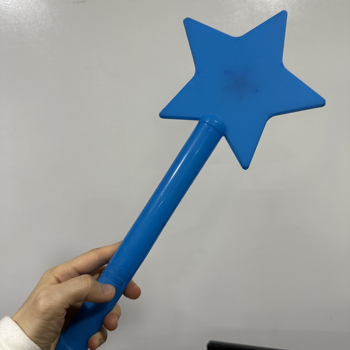 luluroom_'s tweet photo. 안녕하세요! 
루루룸입니다 공계로 오랜만에 인사드립니다 
사무실 이전 후 창고정리를 하며 예전에 판매하던 응원봉과 야광부채가 소량 남아있습니다
주문시 배송메세지 적어주시면 함께 보내드립니다! 
1인 1개/ 재고 소진시 종료 / 랜덤발송 https://t.co/cCzFGdGVdr