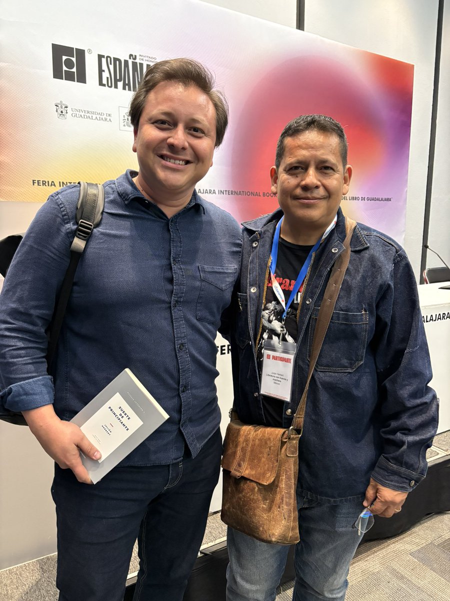 PabloSalazarL's tweet photo. Otra satisfacción del “Premio Nacional de Cuento Juan José Arreola” es sentirme, de alguna manera, vinculado al admirado @julian_herbert , ganador del premio en el 2006. Pude conocerlo y saludarlo en la @FILGuadalajara https://t.co/kjUqQcMMEl