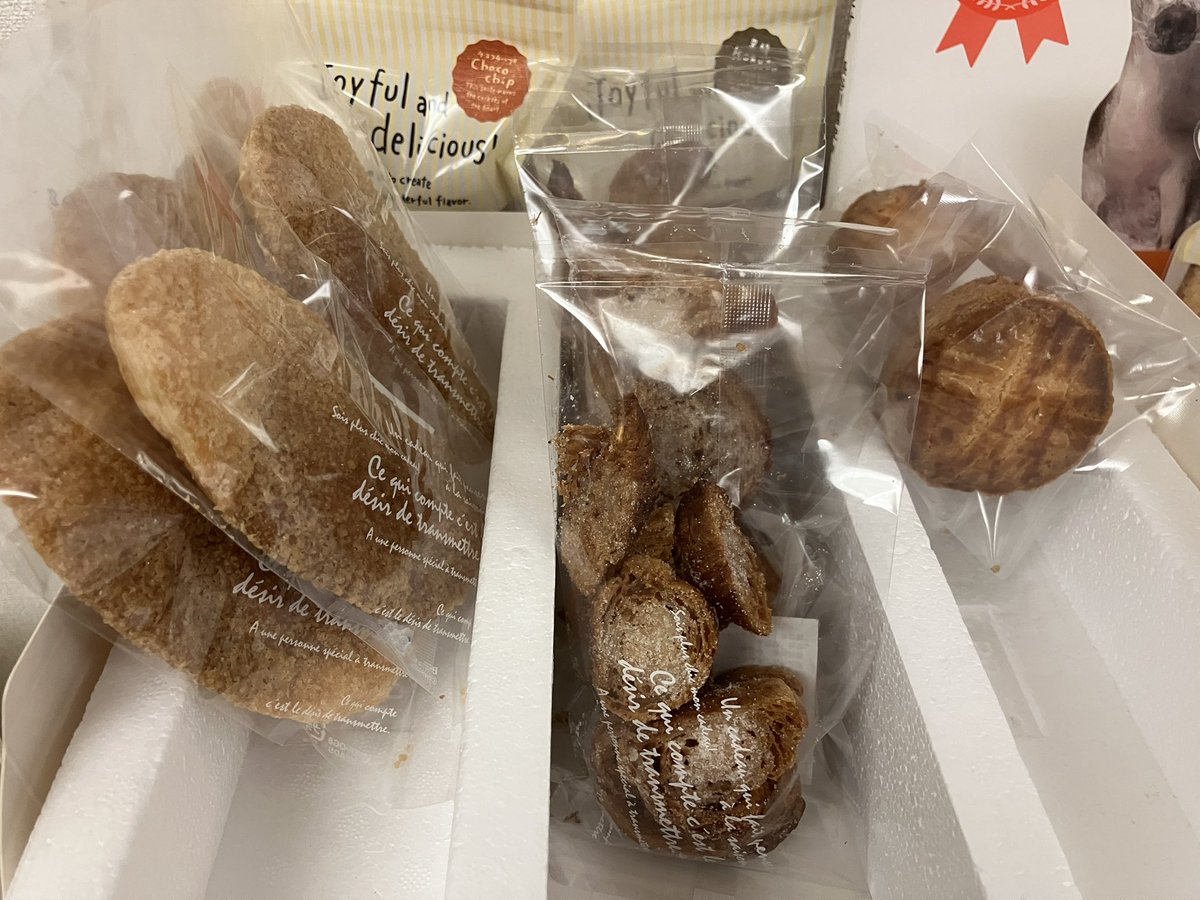 今月は特別にクロワッサンラスクが入ってきてるんだけどなー🍪

賞味期限が短くて12月12日まで…😢
1個150円ですー

#函館
#パティスリーAKIRA
#焼菓子
#クロワッサンラスク