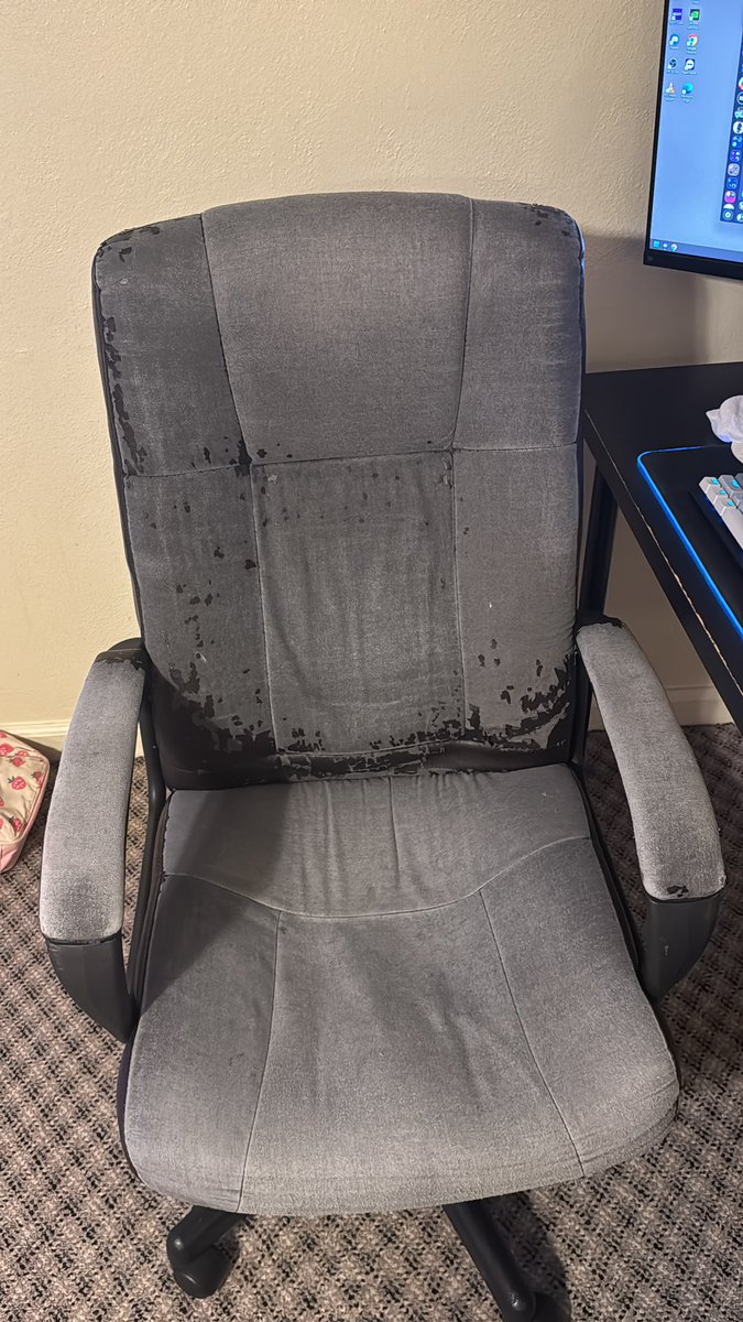 thatkidgeral's tweet photo. @TeamLiquid @secretlabchairs It’s time for an upgrade! https://t.co/3uIomSkoLl